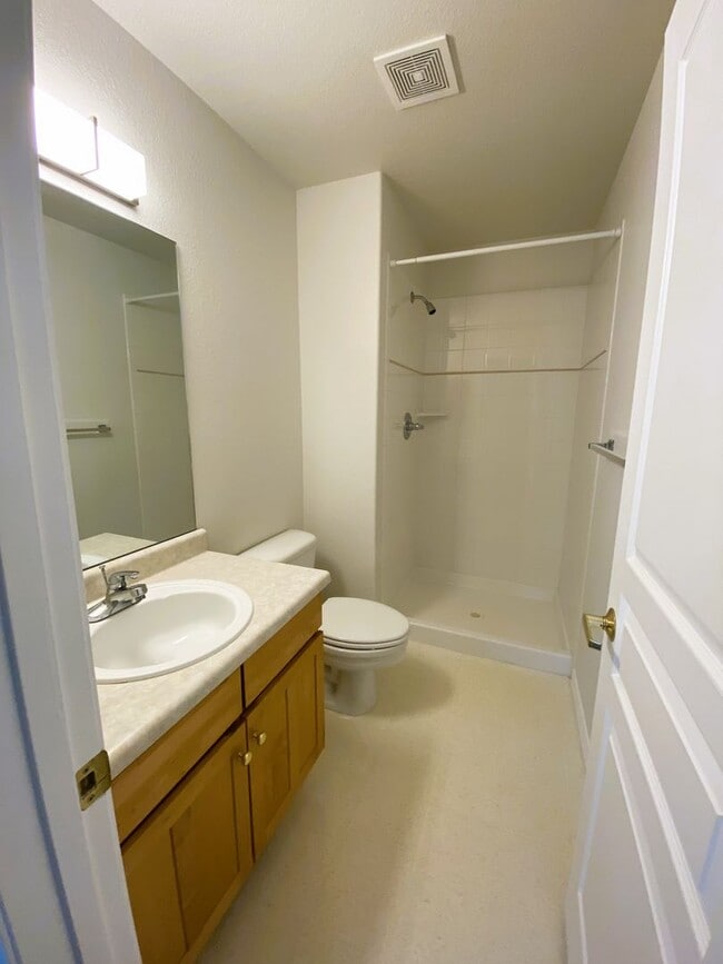 Building Photo - Well located 2+ bedroom townhome