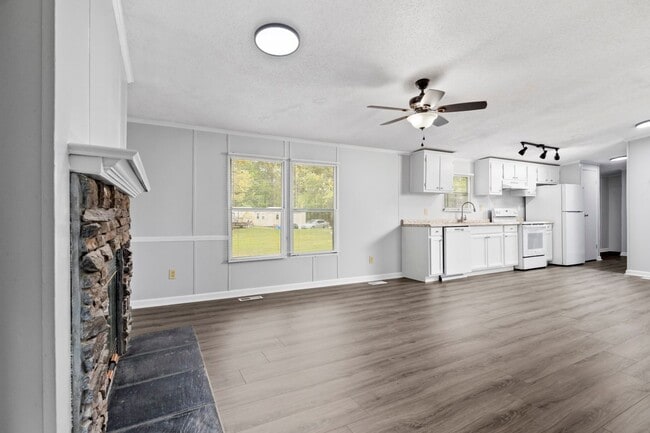 Building Photo - 3 Bed 2 Bath Home Close to Fort Bragg