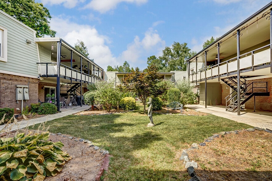 Building Photo - 2600 Park Rd