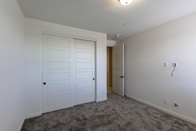Building Photo - Stunning 5 Bed, 4 Full Baths And 2 Half Ba...