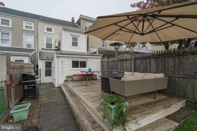 Building Photo - 225 W 6th Ave