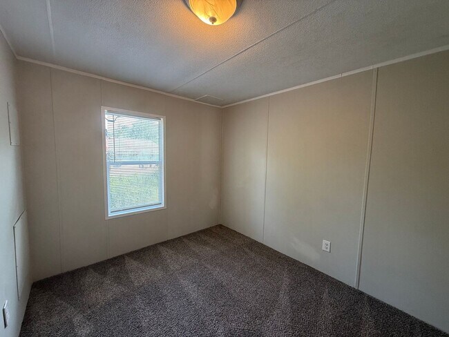 Building Photo - 3 bedroom, 2 bath Mobile Home