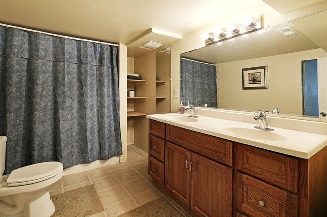 Building Photo - 4 bedroom in Seattle WA 98103