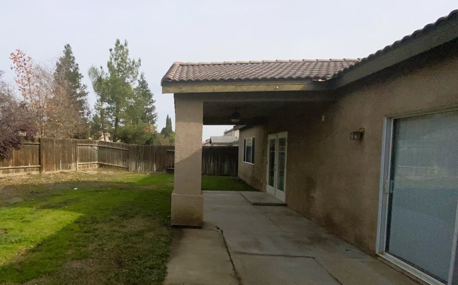 Building Photo - Spacious 4 Bedroom House