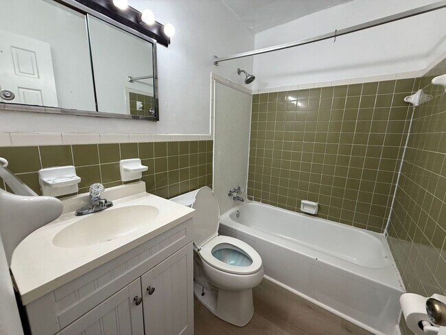 Building Photo - 3 Bedroom 2 Bathroom