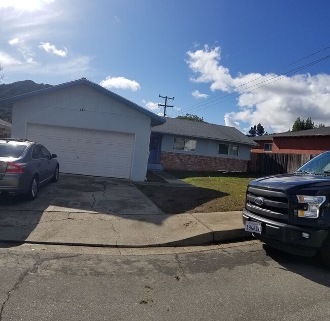 Building Photo - 4 bed 3 baths!  House ideally located close to campus, shopping, Bishop Peak