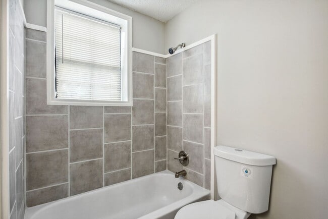 Building Photo - Large Near Downtown 3BR/1BA House For Rent