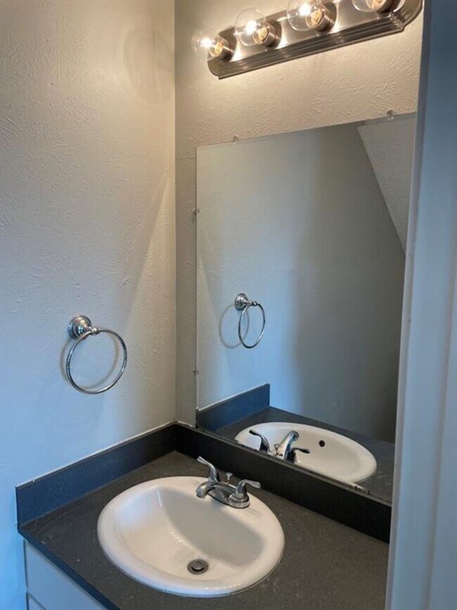 Building Photo - 8401 Colony Loop Dr