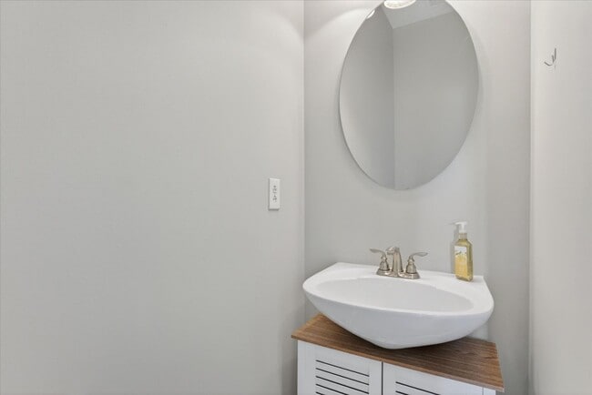 Building Photo - 3 Bedroom 3 1/2 Bath Pet Friendly Condo For Rent!