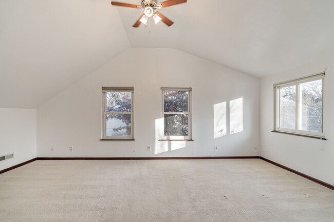 Building Photo - Hyland Hills 5 Bedroom Gem