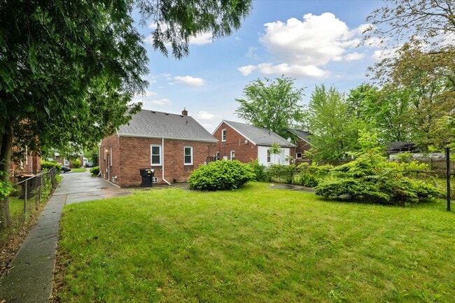 Building Photo - $1250 3 bedroom bungalow