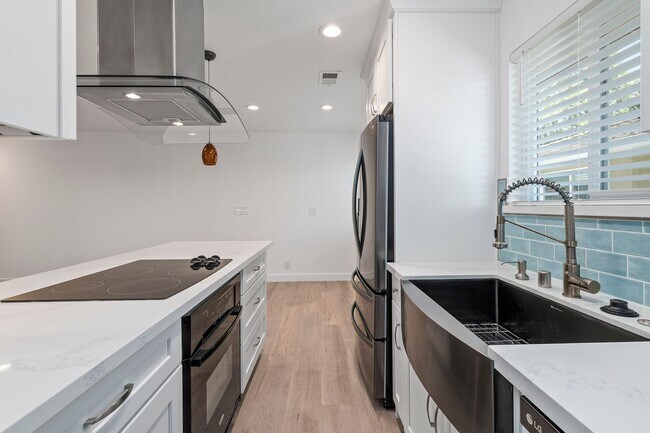 Building Photo - Upstairs 2 bedroom 1 bathroom Condo!