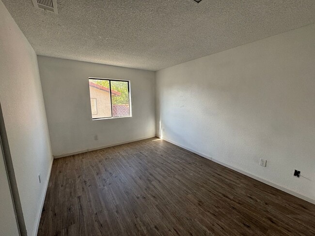 Building Photo - Cozy 2-Bedroom Unit with Fireplace and Utilities Included in Lancaster!