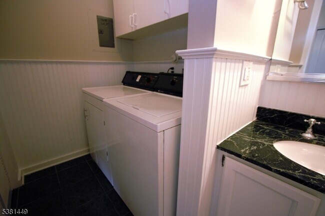 Building Photo - 1308 Spruce Hills Dr