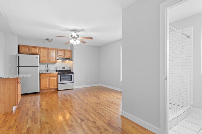 Building Photo - 7450 N Greenview Ave
