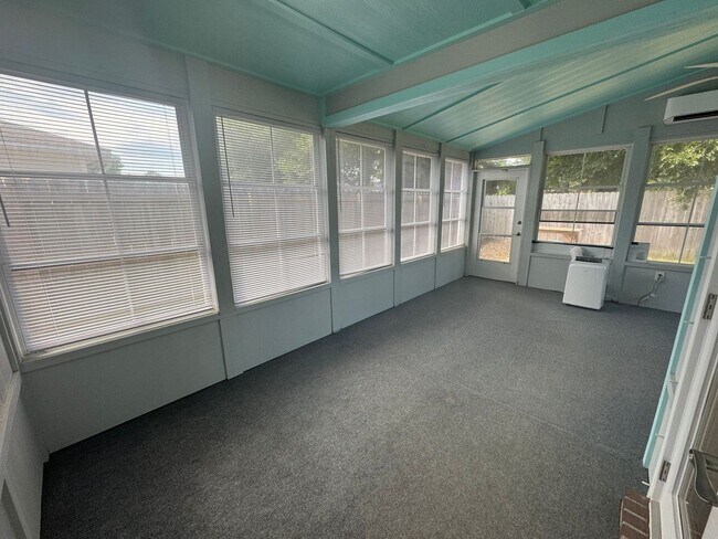 Building Photo - West Pensacola - Emerald Shores - 3 bedroom, 2 bathroom with enclosed sunroom