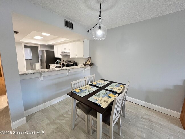 Building Photo - 8494 Ridgewood Ave