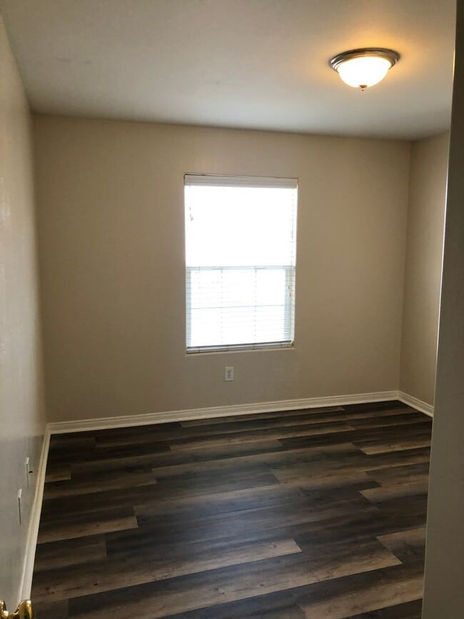 Building Photo - CENTRAL BAKERSFIELD  *FIRST MONTH'S RENT F...