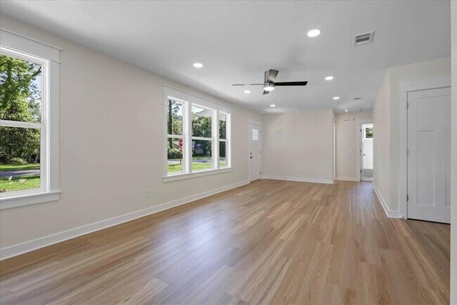 Building Photo - 1602 Carruthers St