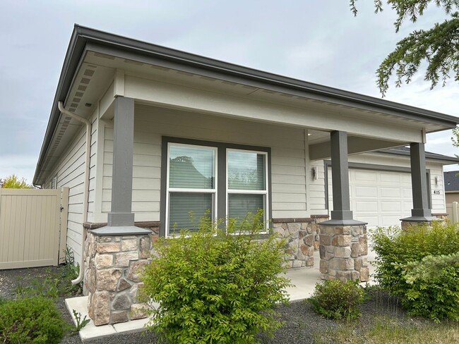 Building Photo - Beautiful Modern 3 Bedroom 2 Bathroom Home