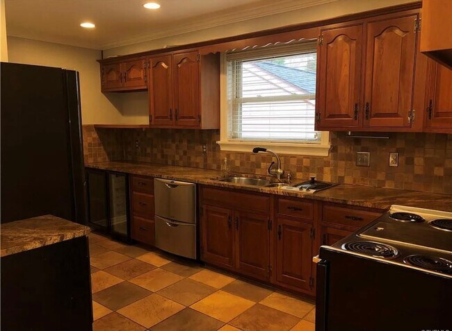 Building Photo - Beautifully Renovated 4bdrm/2.5bth Tri-Lev...