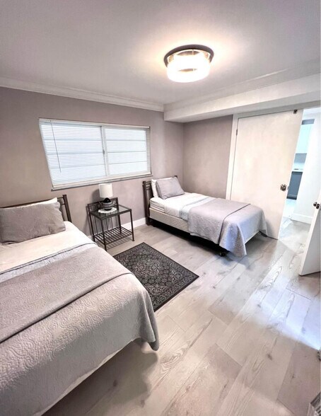 Building Photo - 1150 Collins Ave