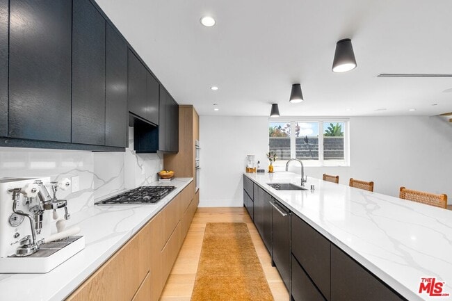 Building Photo - 656 California Ave