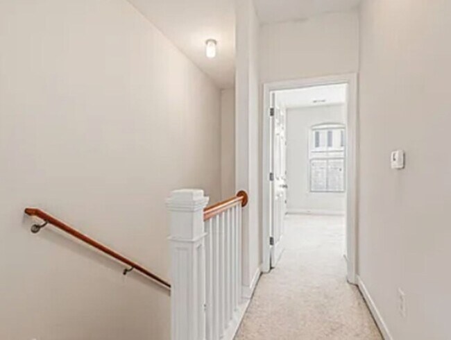 Building Photo - Market Common townhouse with garage!!