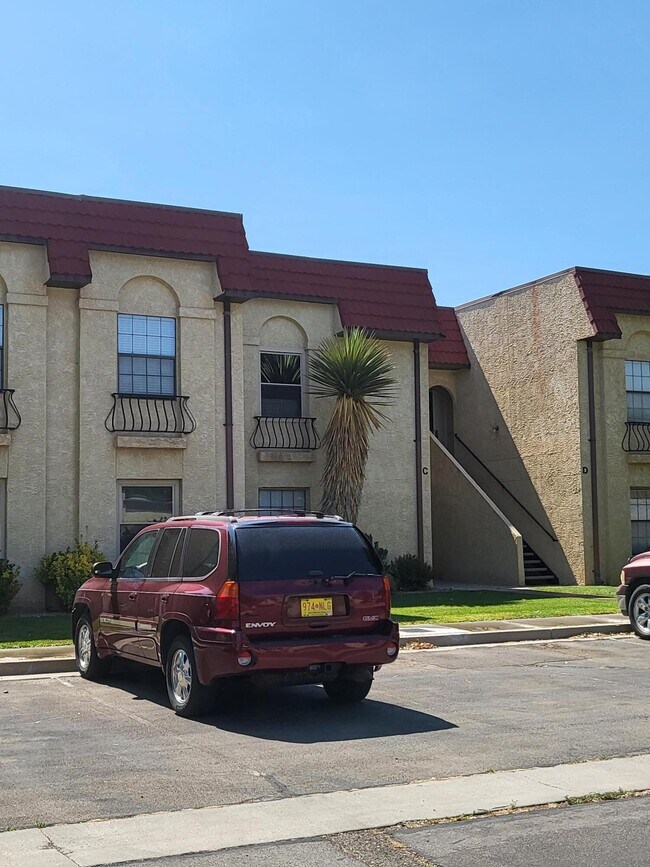 Building Photo - 827 Country Club Dr SE