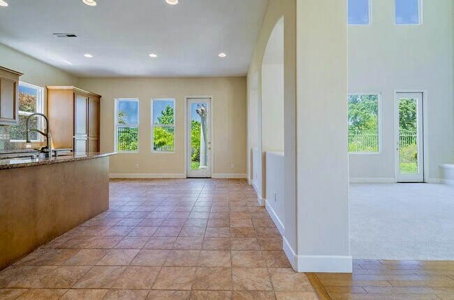 Building Photo - 2520 Club Dr