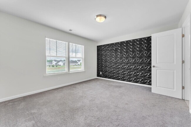 Building Photo - Elegant 3BR/2.5BA Home with Loft & 2-Car Garage in Persimmon Hill $2,100/mo rent