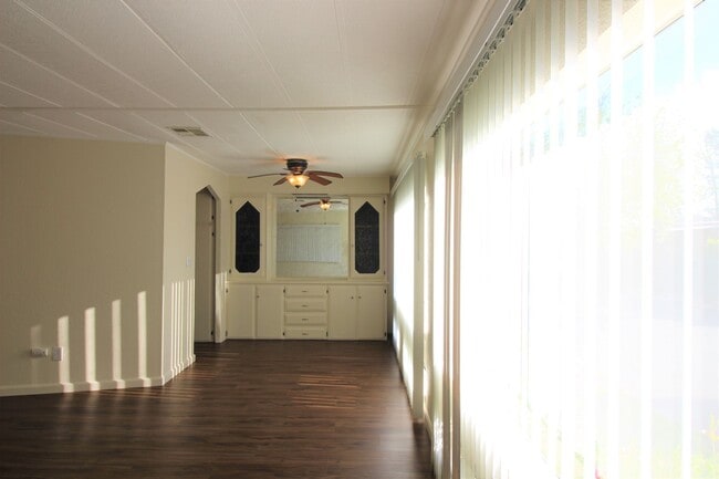 Building Photo - 2 Bedroom Mobile Home for Rent