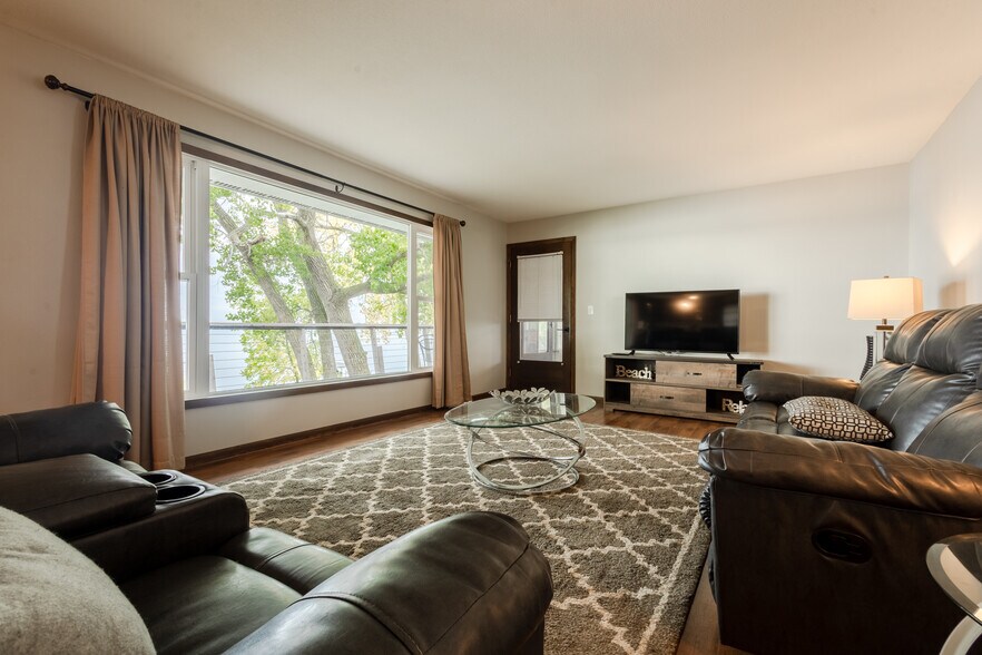 Building Photo - 6806 Sunset Strip NW