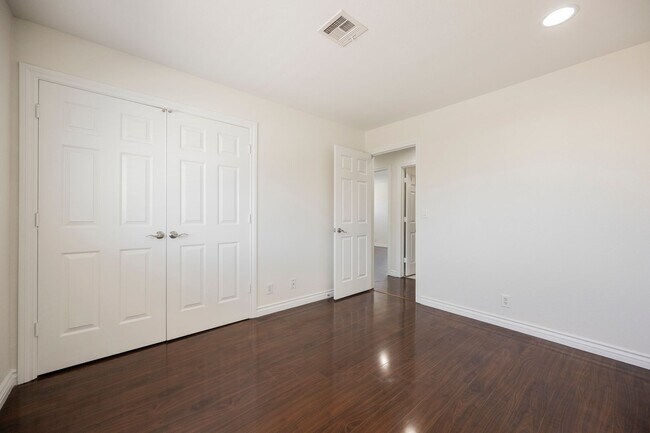 Building Photo - Charming 3-Bedroom Rental with Pool, Firep...