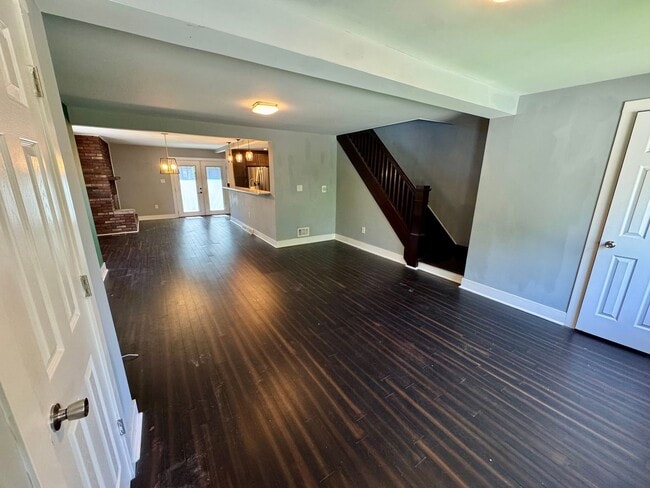 Building Photo - Open Concept 3 Bed 1.5 Bath in Swissville!