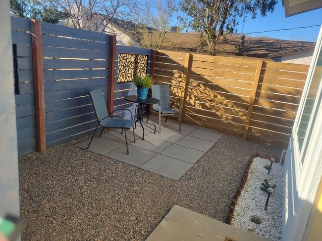 Building Photo - Adorable Studio ~ All utilities included!!