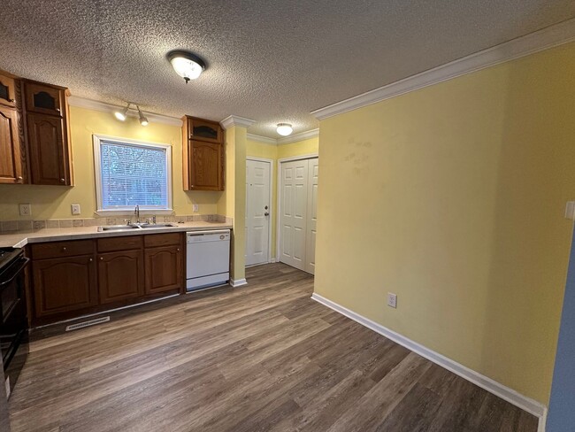 Building Photo - Three bed, two full bath! Single level in ...