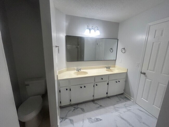 Building Photo - 137 Lionsgate Dr
