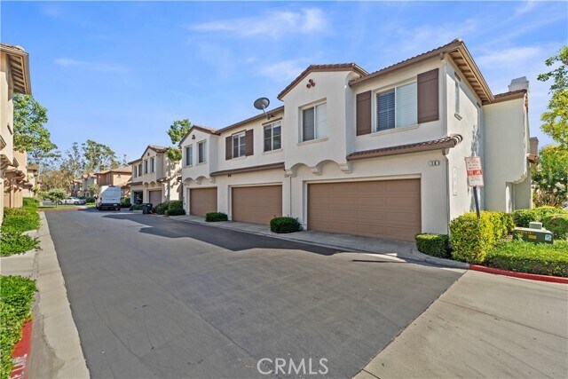 Building Photo - 18 Moonstone