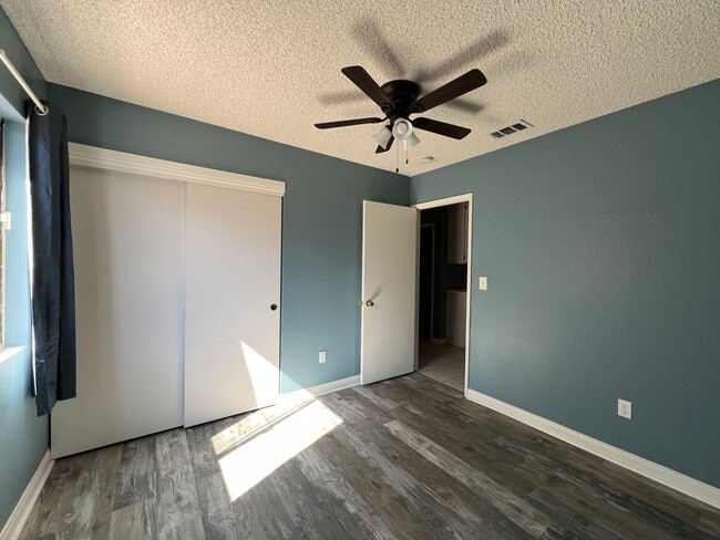 Building Photo - 3 Bedroom 2 Bathroom House with Swimming P...