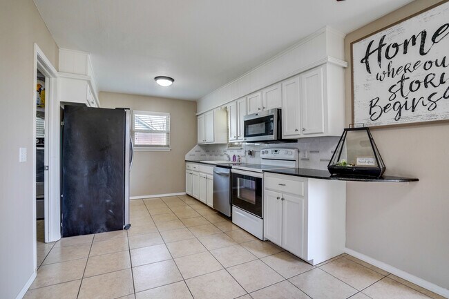 Building Photo - 1906 N Chambers Ter