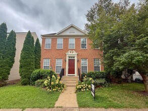 Building Photo - Spacious & Bright Home in Parks of Piedmon...