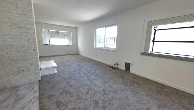 Building Photo - Beautiful University City Home