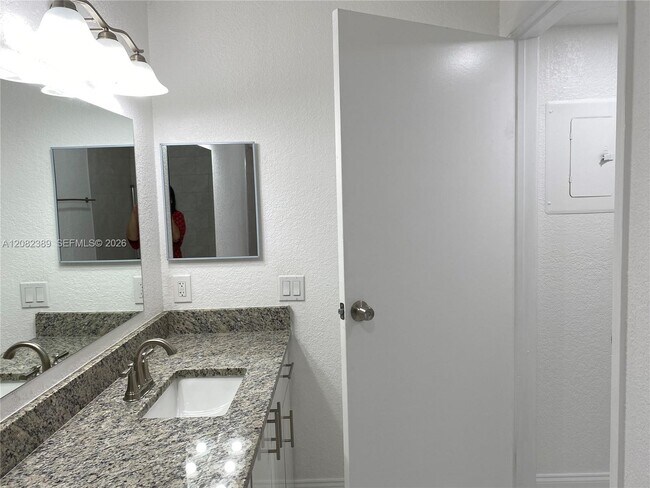 Building Photo - 733 Riverside Dr