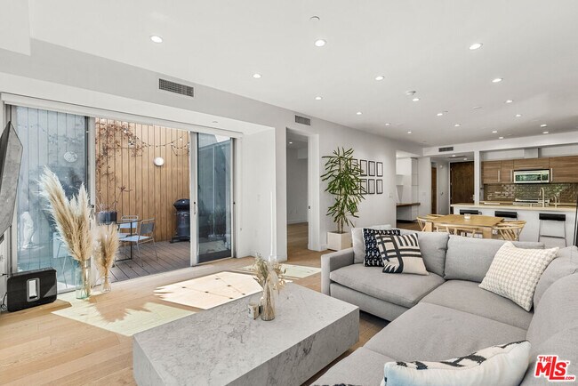 Building Photo - 855 Croft Ave