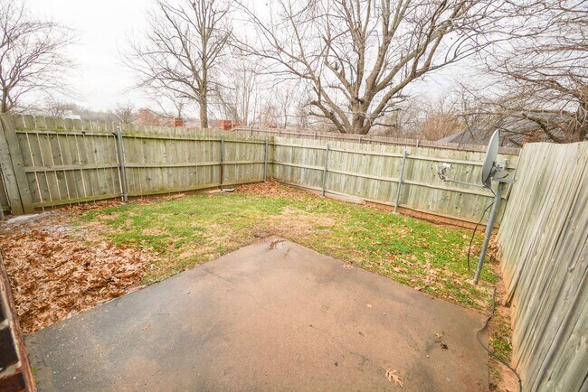 Building Photo - Must see 2 bed, 2 bath duplex near the University of Oklahoma