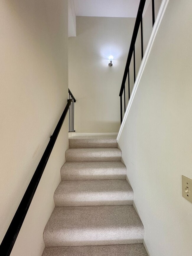 Building Photo - Spacious Townhouse in the Desired Bancroft...