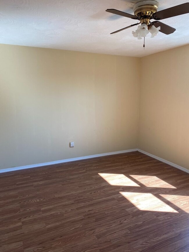 Building Photo - Single Family Home, Valley View School District, Gas heat, Private off Street Parking