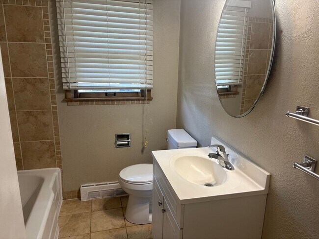 Building Photo - 2 Bedroom / 1 Bath House & bonus room