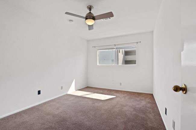 Building Photo - 1824 S Barrington Ave